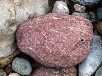 Rötlicher Stein mit hauchdünner Maserungen